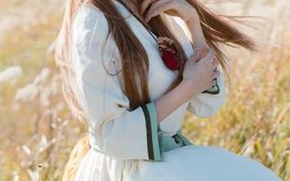 ElyEE子白衬衫图包：简约却不简单，透着一股子撩人的气息！