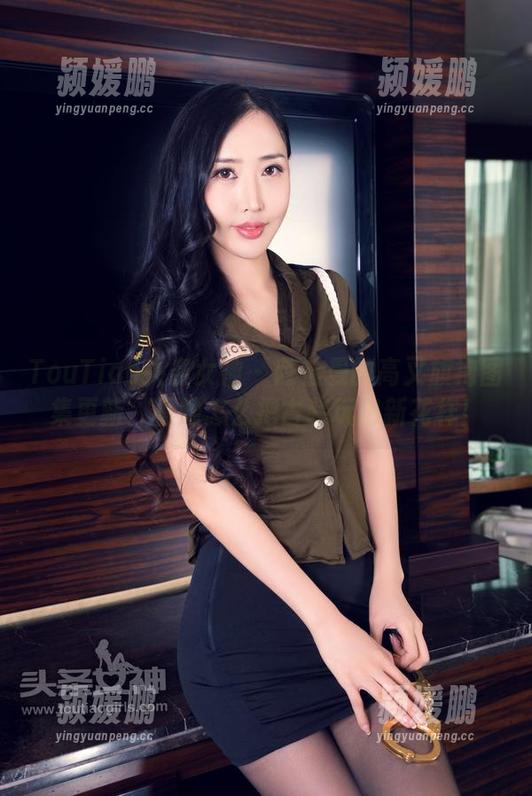 TouTiao头条女神 - 陈怡曼的高叉旗袍图集更新，看她怎么把古装玩出新花样！