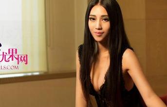 UGirls尤果网 – 看！乔依琳的牛仔裤私拍图包：不仅好看，还有众多趣味段子等你翻！
