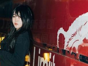 Zia(지아)皮衣最新套图，仿佛能听到风轻轻拂过的声音，瞬间置身于那个场景。