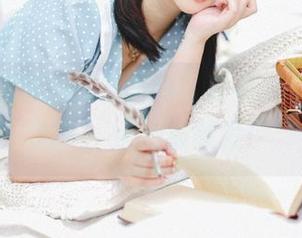 依依超级懒的短裤写真，妥妥的“魅力四射”，小心被蒸发！