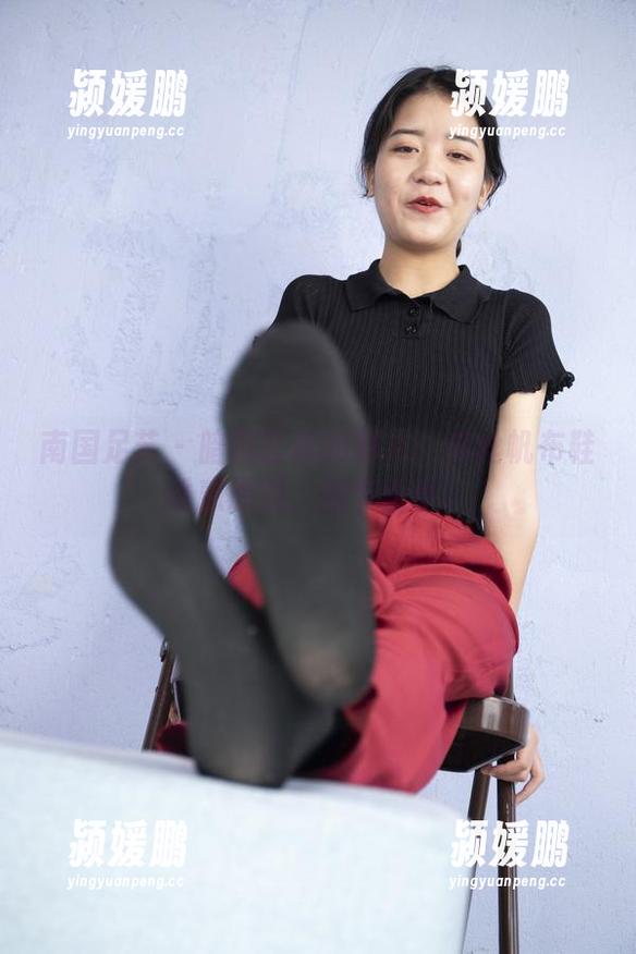 南国足艺-静儿 南国足艺 - 暗藏玄机的静儿:肉丝帆布鞋诱惑原图,细节杀手。