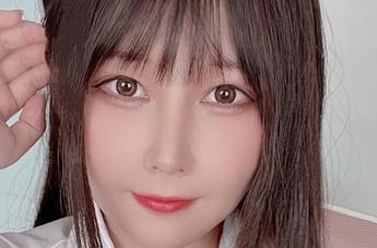 精选咔喵KANEKO的灰丝作品：这难得的静谧，仿佛在说着什么秘密，但又让人想去探寻。