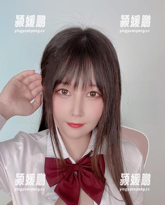 精选咔喵KANEKO的灰丝作品：这难得的静谧，仿佛在说着什么秘密，但又让人想去探寻。