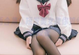 喵糖映画合集：短发美女教你如何优雅地穿胶衣