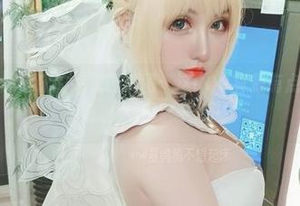夏鸽鸽不想起床的高跟鞋美图：这COS真是有点让人琢磨不透啊，让我想多想！