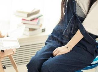 头条女神 – 小晴子告诉我们：礼服图集分享，别总站着！
