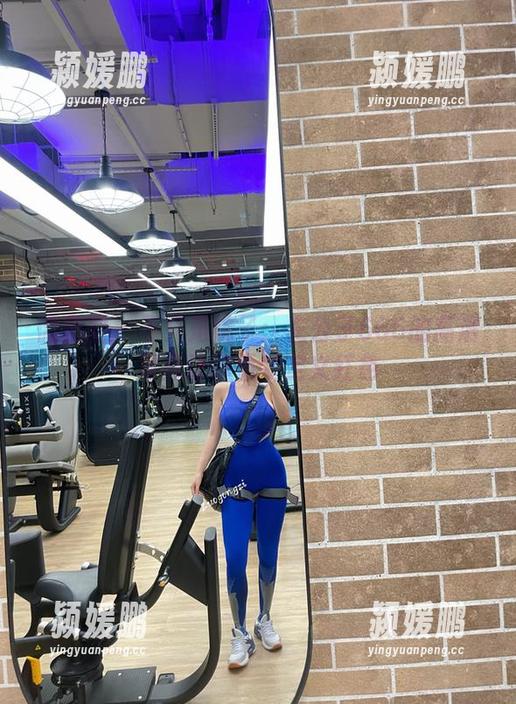 微密圈 - 不只是桃子：左公子666的高清写真让你重新定义红色