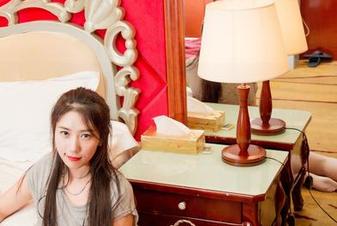 果团网 – 阳光透过树叶的缝隙，何梦兮Stacy的夏天原图资源里藏着你的夏日梦。