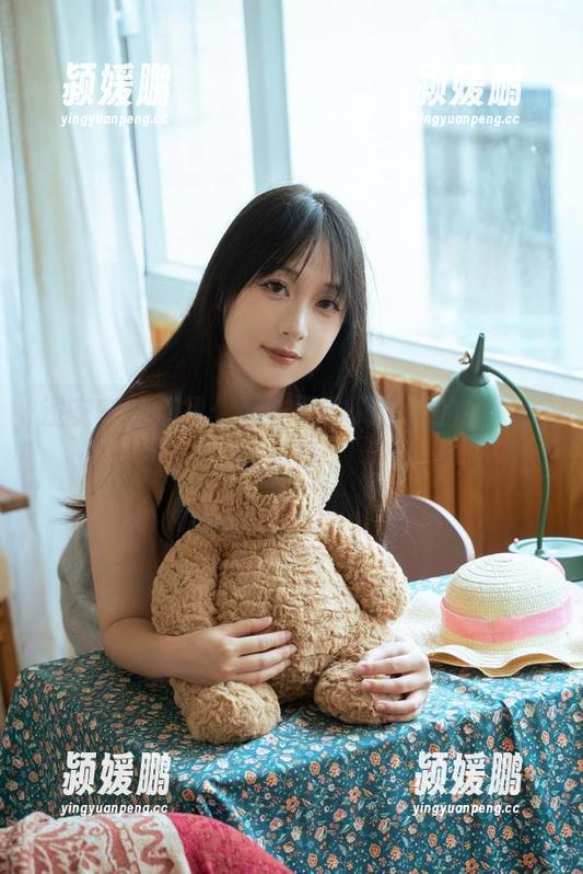 浅安安 浅安安的红裙:那些悸动又模糊的原图作品集