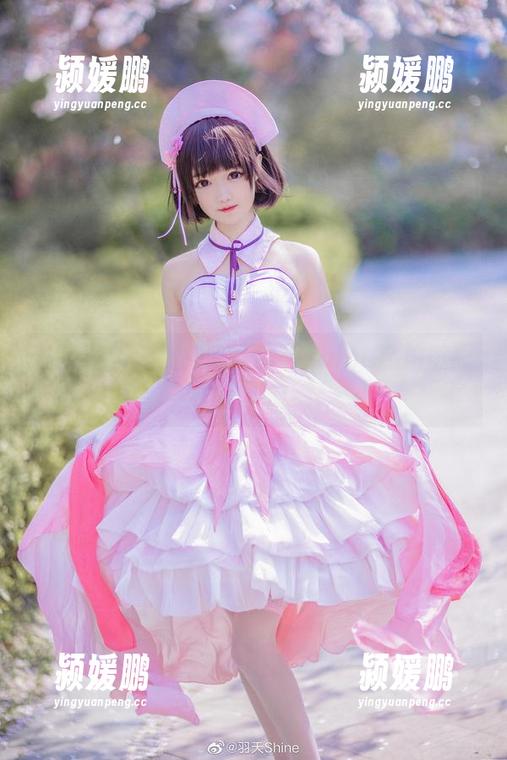 从草莓园到镜头前：羽天shine私拍美图里的喜剧时刻！