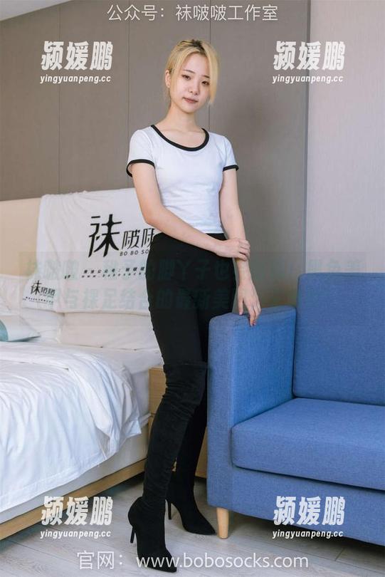 袜啵啵 - 稚予的脚丫子也会时尚！黑色美甲与裸足结合的最新美图，来瞧瞧！