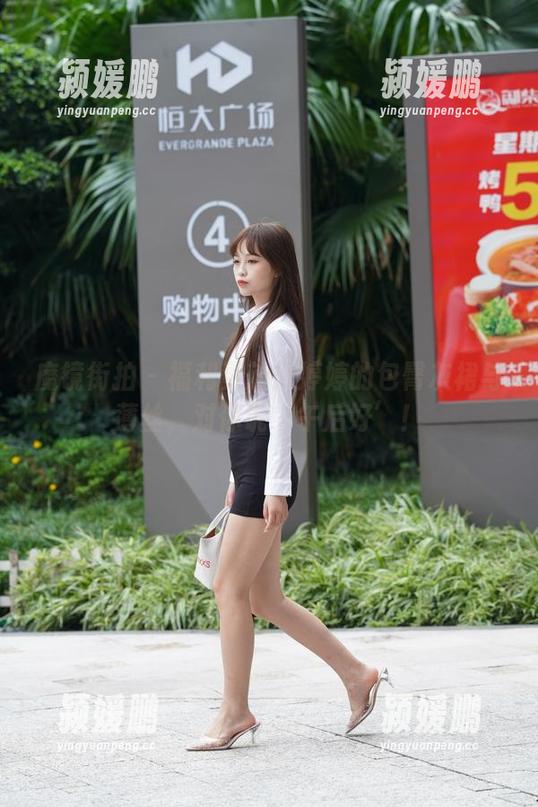 魔镜街拍 - 福利更新：婷婷的包臀灰裙与薄丝，对你说‘午后好’！