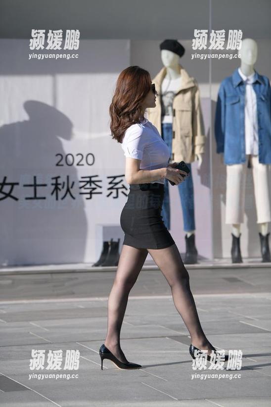 魔镜街拍 魔镜街拍带你走进在线白色高跟旗袍肉丝美女的世界,合集里的每一张都透着味道!