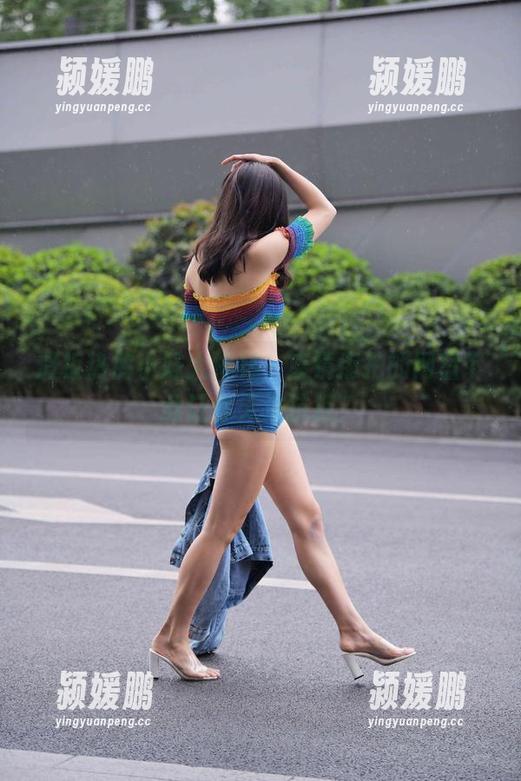 魔镜街拍 滑板热裤小妹大揭秘,魔镜街拍的网盘下载让你无法抗拒!